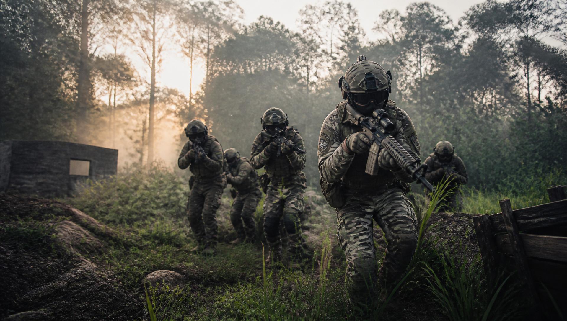 Airsoft Team auf taktischem Spielfeld im Wald